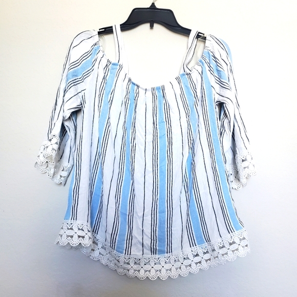 Tops - Cute blouse w/ lace